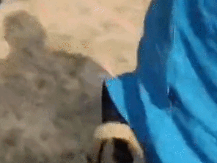 युवक के कमर में रिवॉल्वर लगी हुई थी। उसने खुद को पुलिसकर्मी बताया।