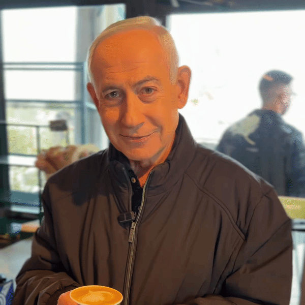 नेतन्याहू ने आज जारी वीडियो में अपने हाथ की 5 उंगलियां दिखाईं।