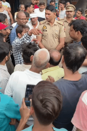 कानपुर में रविवार सुबह एजेंसी के बाहर लोगों ने हंगामा किया। सूचना पर पहुंची पुलिस ने उन्हें शांत कराया।