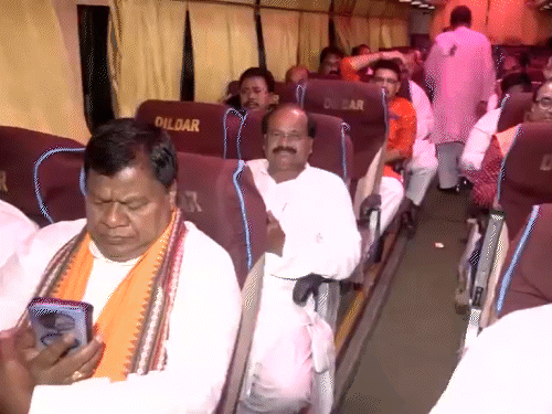 भाजपा ने शनिवार रात को 2 बसों से अपने विधायकों को पारादीप भेजा। - Dainik Bhaskar