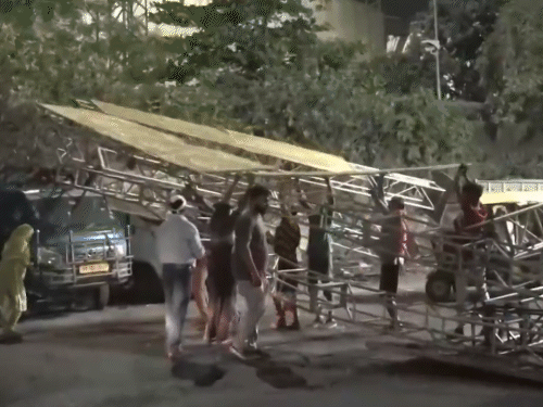 कोलकाता के गार्डन रीच इलाके में रविवार को तेज आंधी के कारण लोहे का गेट सड़क पर गिर गया।