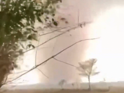 ओडिशा के मयूरभंज जिले में बवंडर ने रविवार शाम करीब 30 मिनट तक तबाही मचाई। करीब 3 से 4 गांव तूफान से प्रभावित हुए।