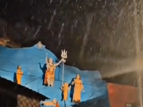 उत्तराखंड के श्री गंगोत्री धाम में रविवार शाम बर्फबारी हुई। बर्फबारी के कारण इलाके में ठंड बढ़ गई है।