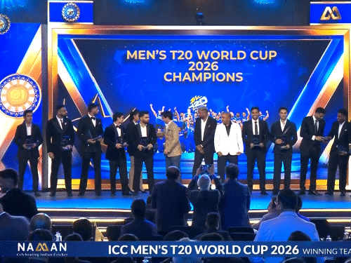 टी-20 वर्ल्ड कप जीतने वाले प्लेयर्स का सम्मान करते BCCI सचिव और अध्यक्ष।