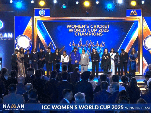 पिछले साल वनडे वर्ल्ड कप जीतने वाली भारतीय महिला टीम का भी सम्मान हुआ।