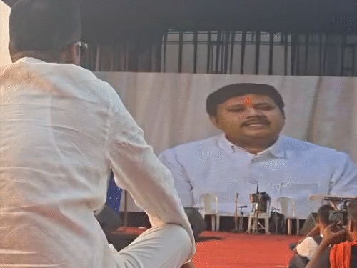 बीजेपी नेता और पूर्व पार्षद जयप्रकाश यादव ने सोशल मीडिया पर वीडियो पोस्ट कर पीली फाइल दिखाई और रिकेश सेन के समर्थन में खुलकर सामने आए।