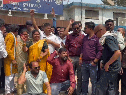 कांग्रेसियों ने थाने के बाहर सरकार के खिलाफ नारेबाजी की।