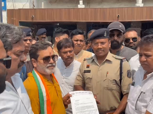 पुलिस से मिलकर कांग्रेसियों ने रिकेश सेन की सुरक्षा की मांग की है।