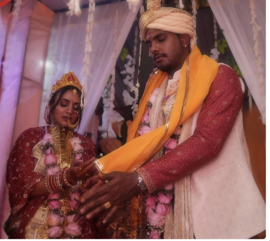 यश दयाल ने कंटेंट क्रिएटर श्वेता पुंडीर से शादी की है।