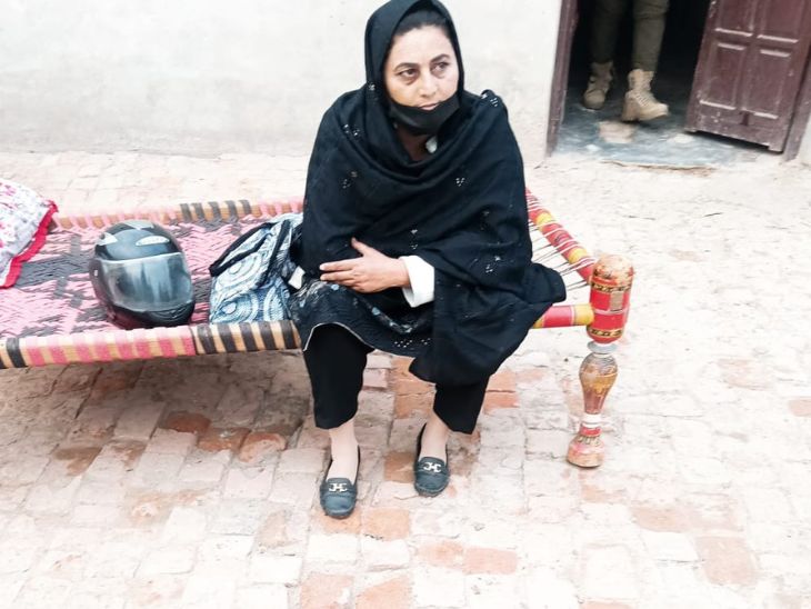 पुलिस के हिरासत में लेने के बाद सरबजीत इस तरह से नजर आई थी।