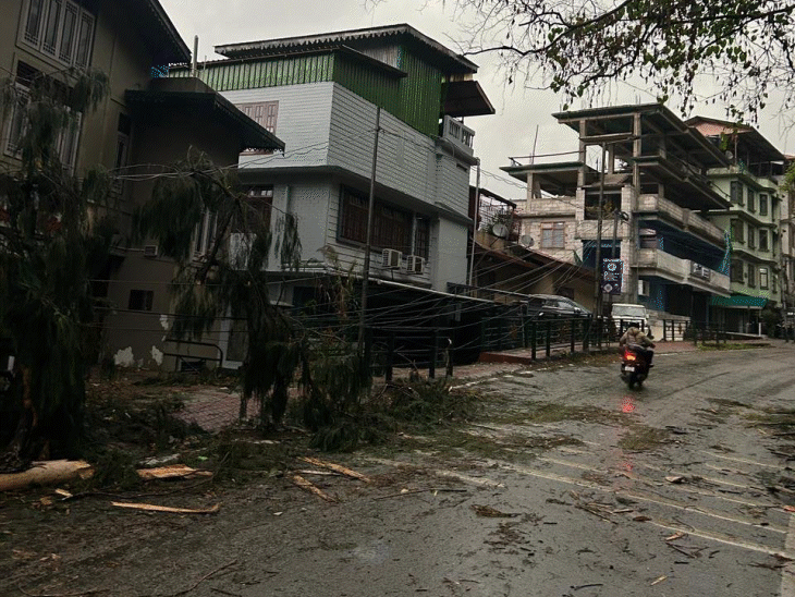सिक्किम में रविवार शाम तेज हवाओं के कारण कई जगह पेड़ गिए। कई इलाकों में बारिश के साथ ओले भी देखे, जिससे सड़कों पर आवाजाही मुश्किल हो गई।