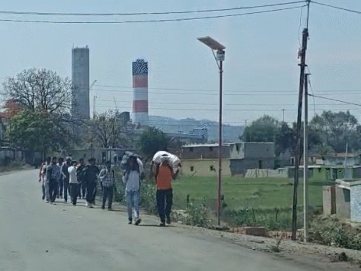 रविवार सुबह तक करीब 400 मजदूर सामान लेकर अपने-अपने घर चले गए।