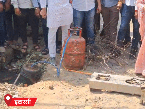 इटारसी में युवा कांग्रेस ने नाले में गैस लगाकर प्रदर्शन किया। - Dainik Bhaskar