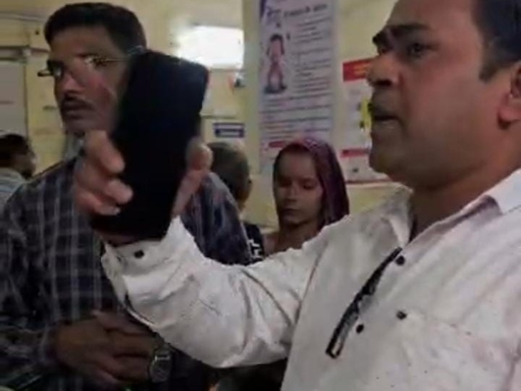 आक्रोशित मरीज और पार्षद