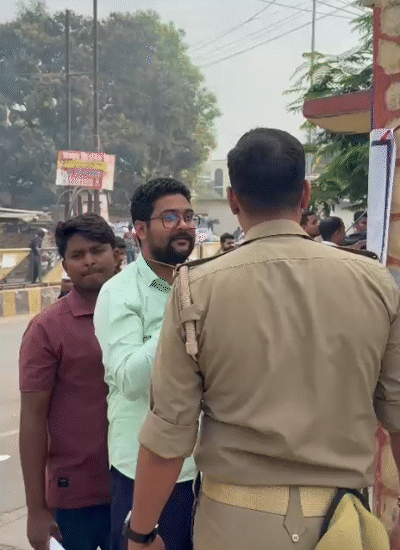 गोरखपुर में एक अभ्यर्थी चेन पहनकर पहुंचा तो उसे निकलवा दिया।
