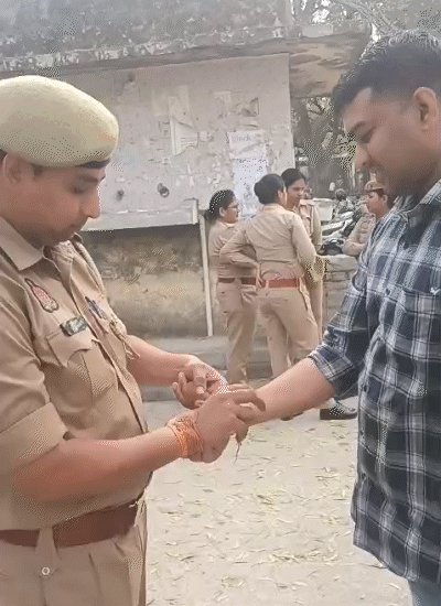 बरेली में दरोगा परीक्षा के दूसरे दिन अभ्यर्थी के हाथ से कड़े को उतरवाया गया।