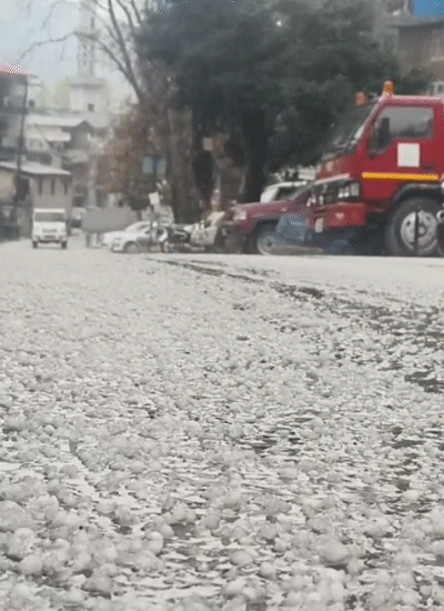 यह फोटो रविवार सुबह उत्तराखंड के नैनीताल जिले की है। यहां इतनी बर्फबारी हुई कि सड़क पर बर्फ की सफेद चादर बिछ गई। यह इलाका बरेली से 130 किमी दूर है। मौसम एक्सपर्ट का कहना है कि उत्तराखंड में हुई बर्फबारी का भी प्रदेश में असर होगा। ठंडी हवाएं चलेंगी।