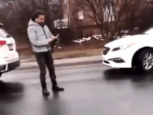 झड़प के दौरान सफेद पकड़ी पहने युवक ने दोबारा से पीड़ित को पकड़ लिया था और गालियां दीं।