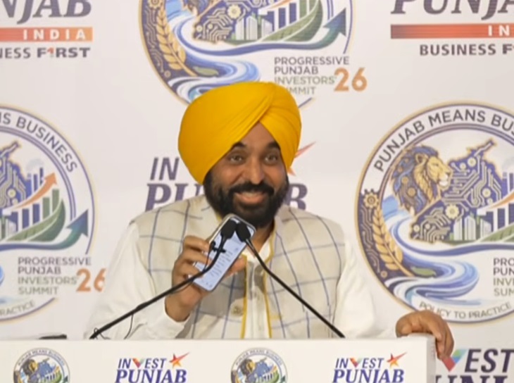 सीएम अपने फोन से समिट बारे एआई पर दी जानकारी सुनाते हुए।