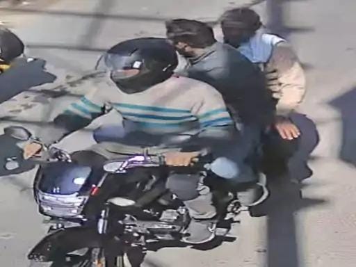 बाइक पर जाते बदमाश।