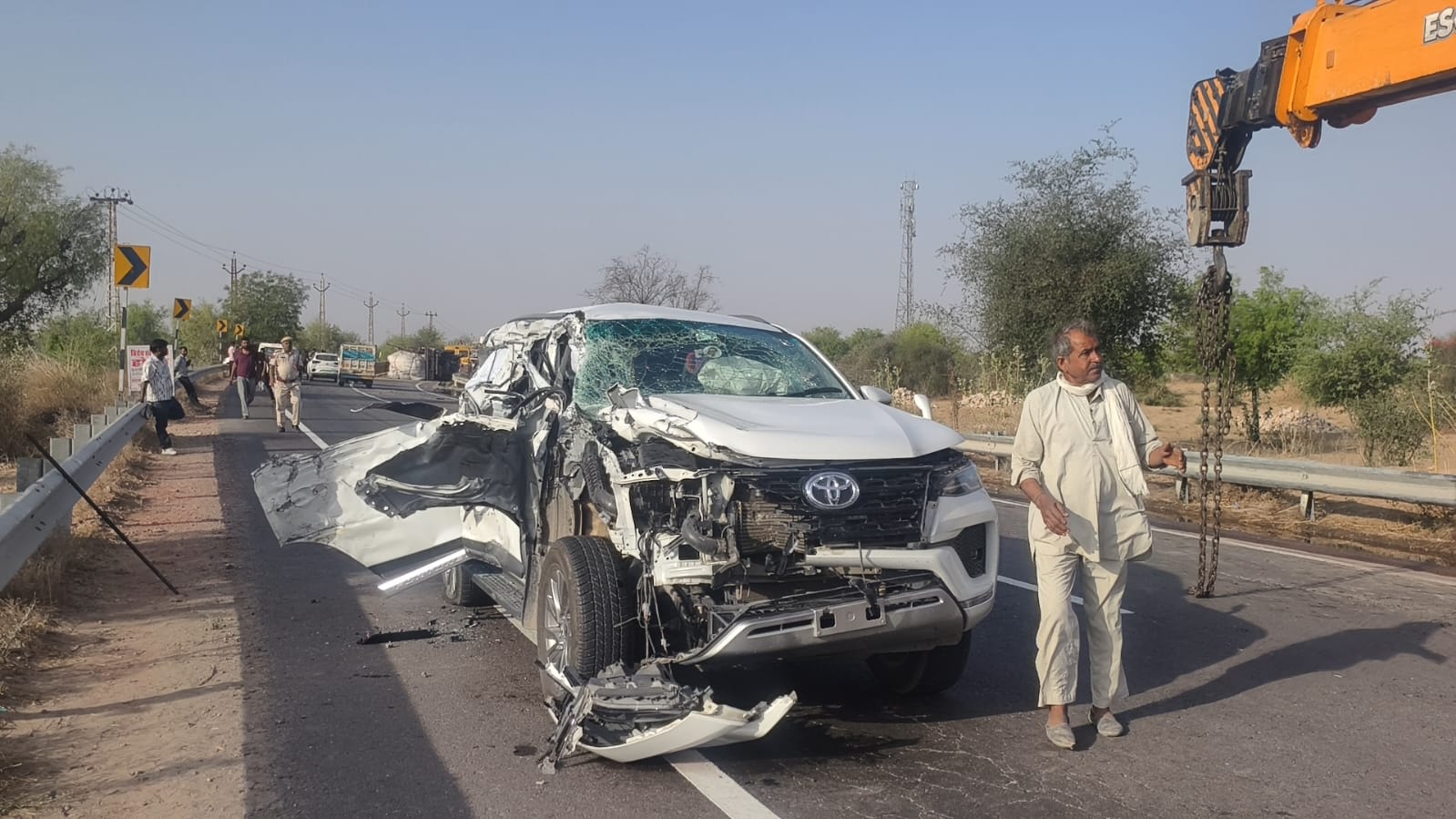 ट्रक और टैंकर के साथ हुई टक्कर के बाद क्षथिग्रस्त हुई एडवोकेट राजेंद्र सिंह भाटी की फॉर्च्यूनर।