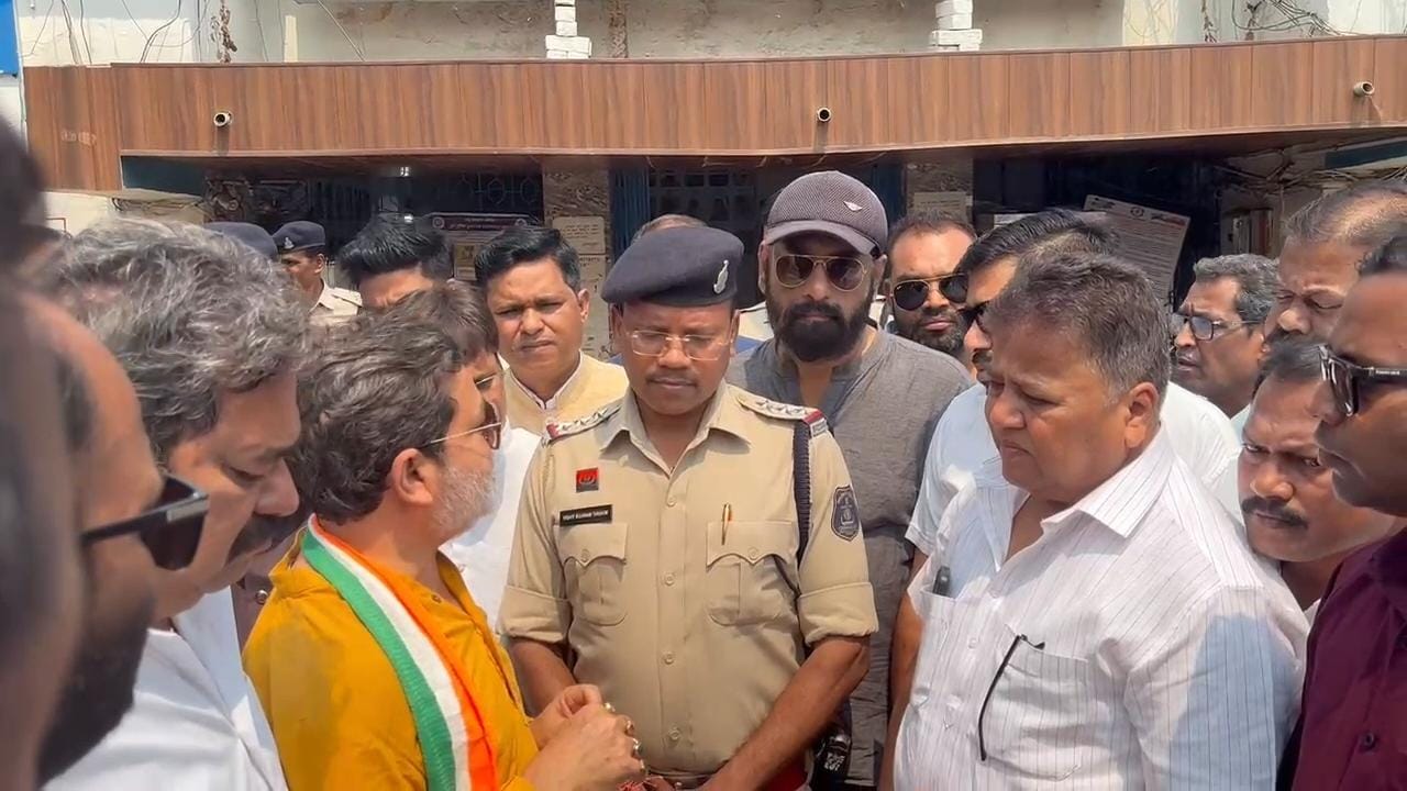 पुलिस से मिलकर कांग्रेसियों ने रिकेश सेन की सुरक्षा की मांग की है।