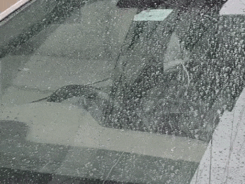 एक कार के शीशे पर पड़ी बारिश की बूंद।