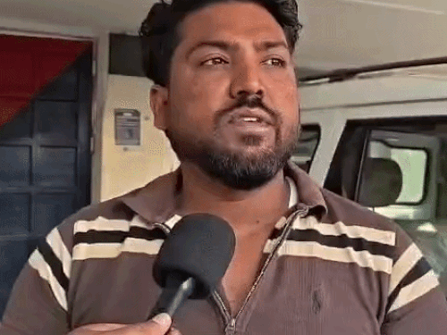 घटना की जानकारी देते पीड़ित पक्ष के सतीश कुमार।