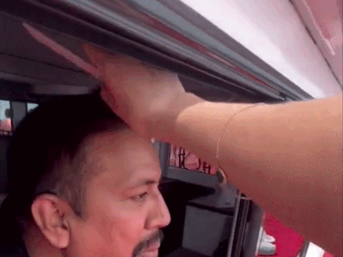 बैंक फ्रॉड के आरोपी के सिर पर कंघी करती युवती। इसके बाद यॉट की खिड़की से ही अंदर जाती युवती।
