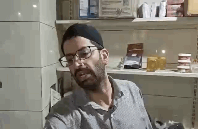 जानकारी देते हुए दुकान मालिक