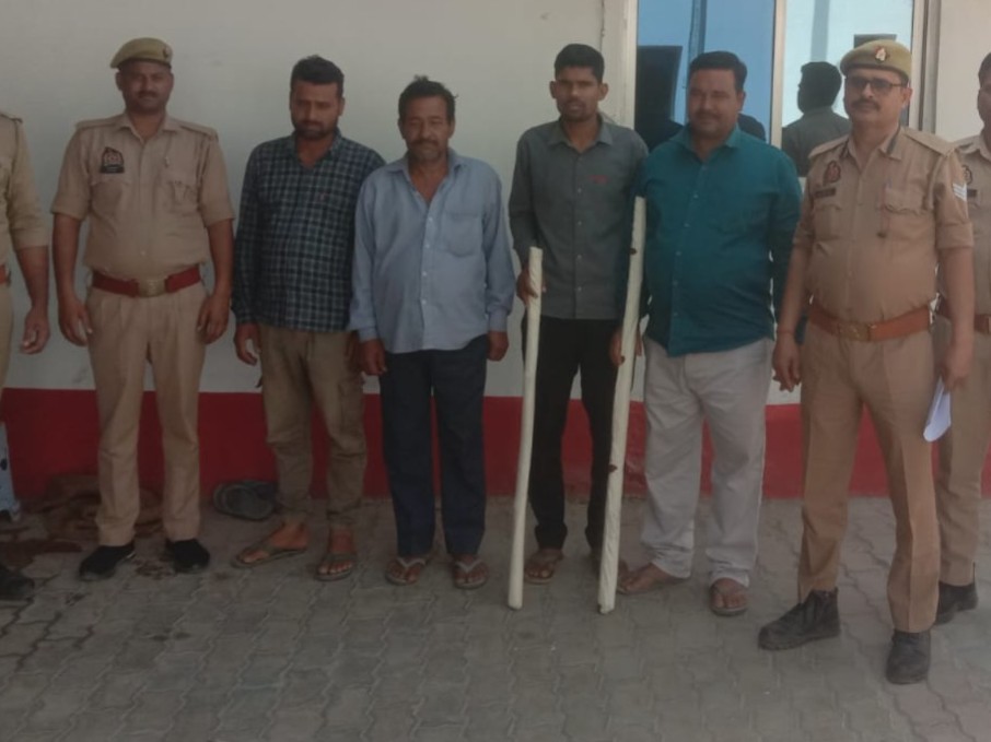 Barabanki Deva Police Arrest 4 Wanted Accused | Two Sticks Recovered