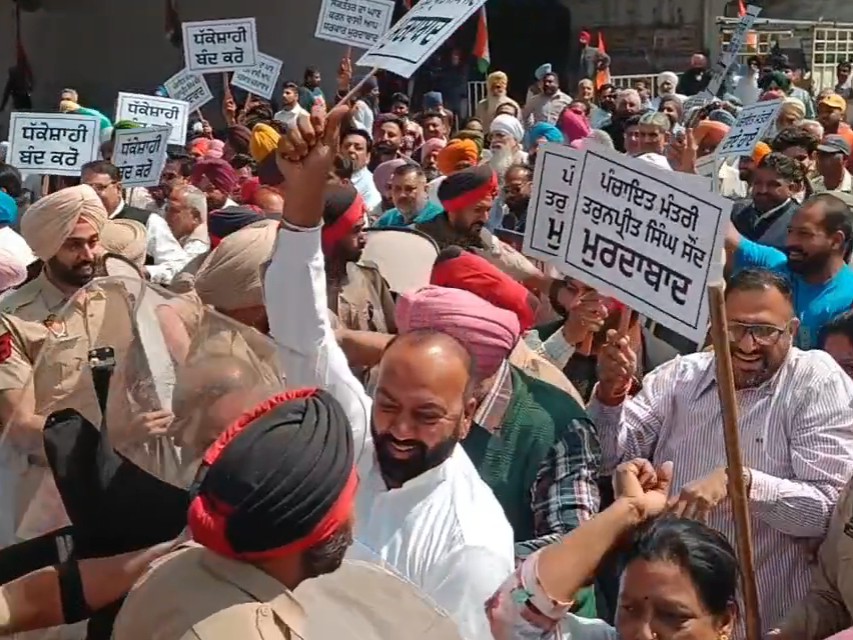 धरना दे रहे लोगों को रोकती पुलिस।