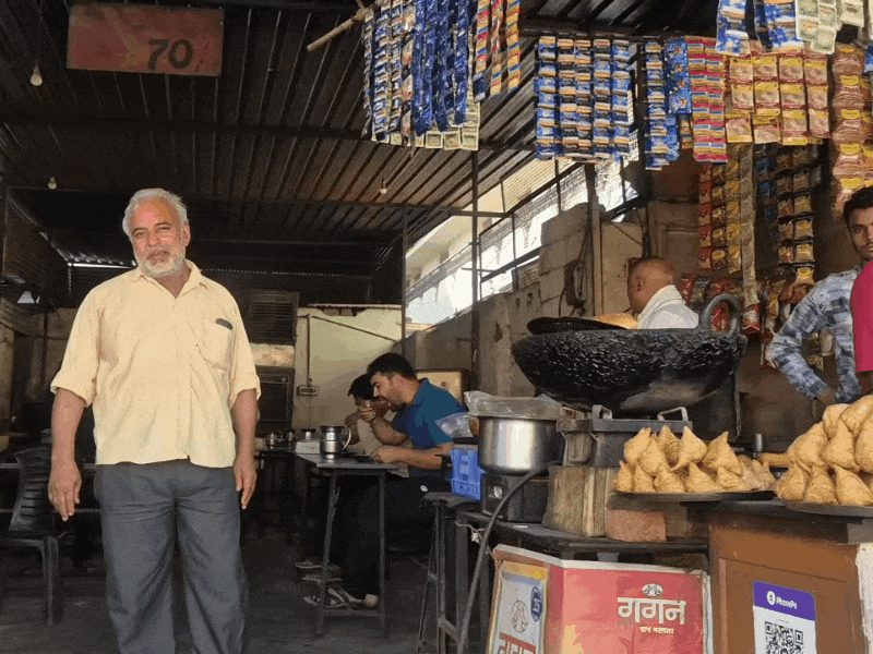 झुंझुनू रोडवेज बस स्टैंड के सामने स्थित ढाबे जहां सिलेंडर की जगह चूल्हे पर काम हो रहा है