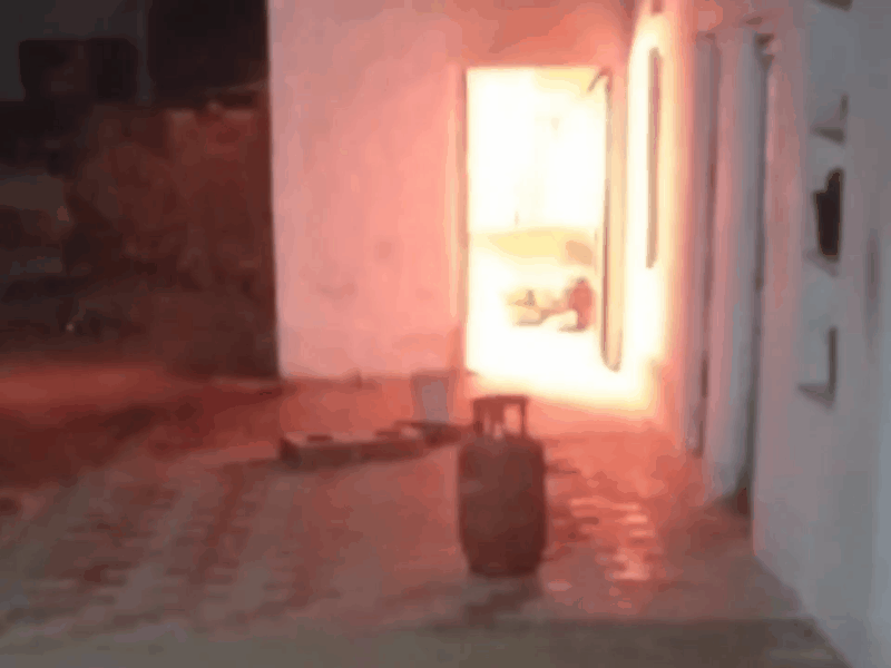 चाय बनाते समय सिलेंडर ने पकड़ी आग।