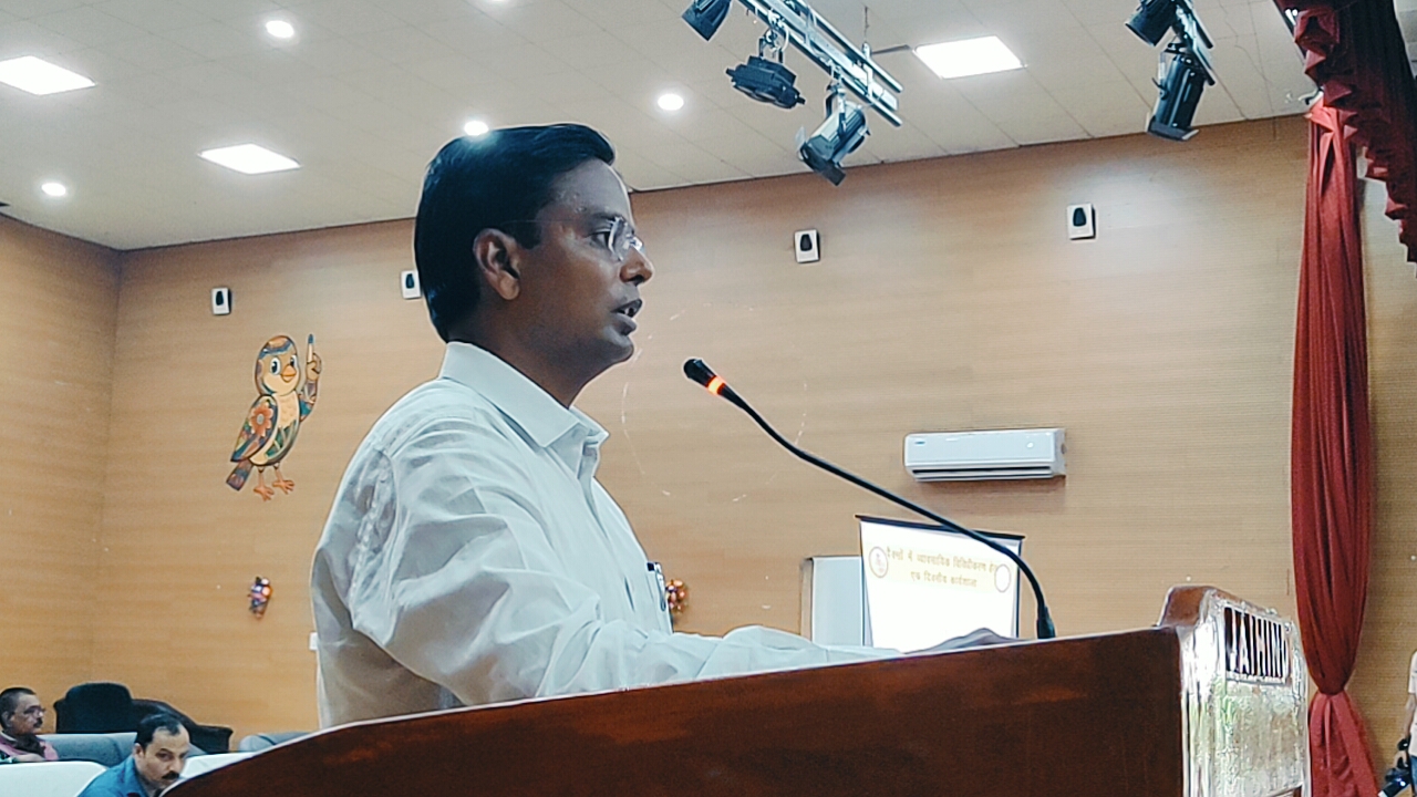 कार्यक्रम को लेकर निर्देश देते हुए जिलाधिकारी।