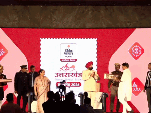 मंच पर राज्यपाल को स्मृति चिन्ह भेंट करते भास्कर ग्रुप के मैनेजिंग एडिटर जगदीश शर्मा।