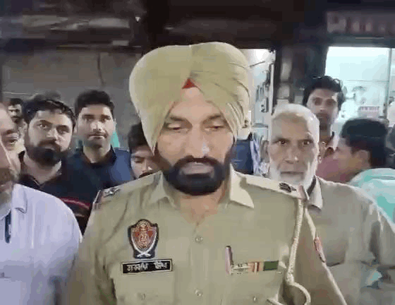 जानकारी देते हुए पुलिस अधिकारी