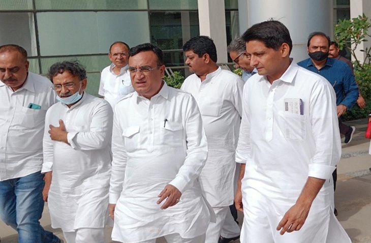 यह तस्वीर 2022 में हुए राज्यसभ चुनाव के दौरान की है। इसमें कांग्रेस के तत्कालीन प्रभारी विवेक बंसल (बाएं से दूसरे) , कांग्रेस उम्मीदवार अजय माकन (बाएं से तीसरे) और दीपेंद्र हुड्‌डा (दाएं से पहले)।