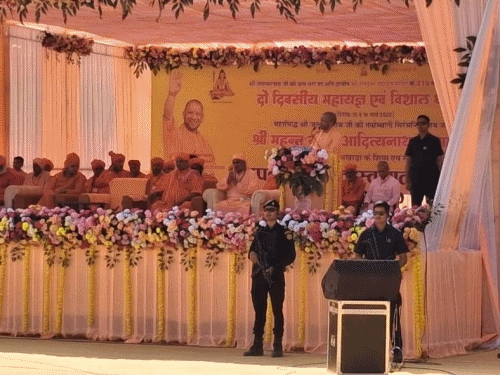 जालोर की कनकांचल पहाड़ी पर स्थित सिरे मंदिर में धर्मसभा के दौरान मंच पर यूपी सीएम योगी नाथ के साथ तिजारा विधायक बाबा बालकनंद, मुख्य सचेतक जोगेश्वर गर्ग आदि मौजूद रहे।