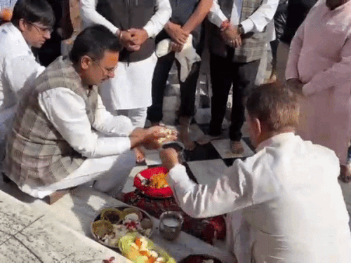गंगा घाट पर पुजा अर्चना करते विधानसभा अध्यक्ष।