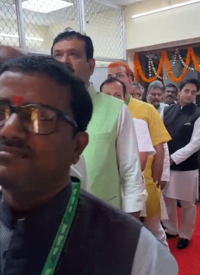 बिहार विधानसभा में वोट करने लाइन में लगे विधायक।