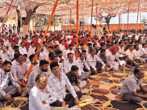 जालोर के कनकाचंल पहाड़ी पर स्थित सिरे मंदिर में आयोजित महायज्ञ कार्यक्रम के दौरान धर्मसभा में पहुंचे लोग।