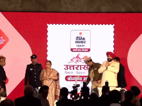 The Governor and the Assembly Speaker reached the stage.