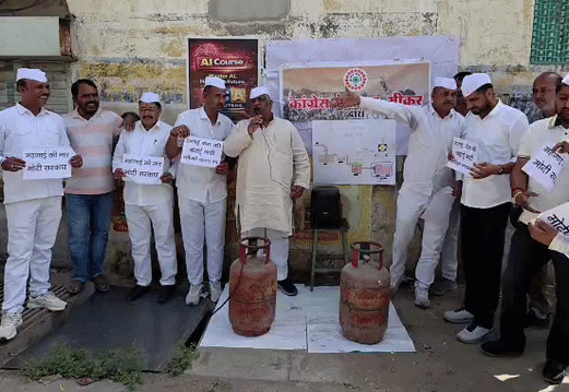 नाले में पाइप डालकर गैस सिलेंडर भरने की कोशिश करते हुए कांग्रेसी।