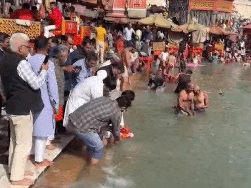 गंगा में अनलह मां की अस्थियों का अस्थि विसर्जन करते विधानसभा अध्यक्ष।