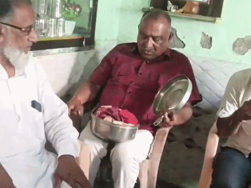 पाली से करीब 30 किमी दूर सुमेरपुर के खैरवा गांव में जब किराना व्यापारी ने किसान को उसके गहने वापस किए तो उसकी आंखें नम हो गईं।