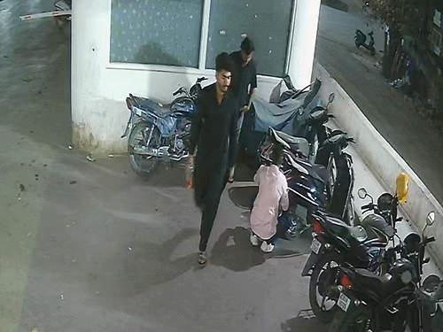 मल्टीलेवल पार्किंग में पेट्रोल-पार्ट्स चोर एक्टिव…VIDEO:  फ्यूल चुराते CCTV में कैद हुए आरोपी, वाहन मालिकों ने पुलिस-प्रबंधन से सख्त कार्रवाई की मांग की – Raipur News