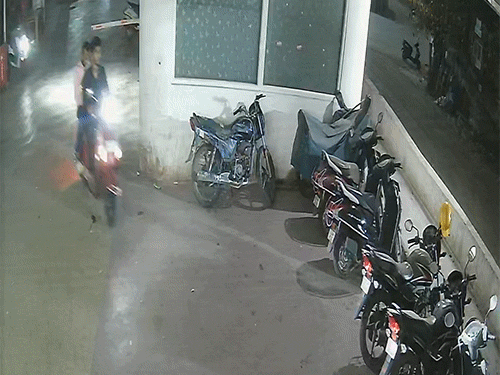 देर रात युवक बाइक और स्कूटी से पार्किंग के अंदर एंट्री करते दिखे।