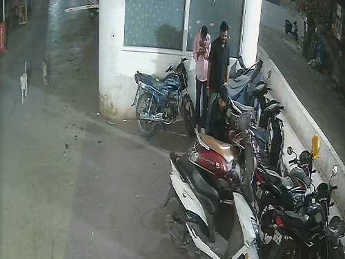 पेट्रोल पाइप निकालकर बोतलों में पेट्रोल भरते नजर आया।