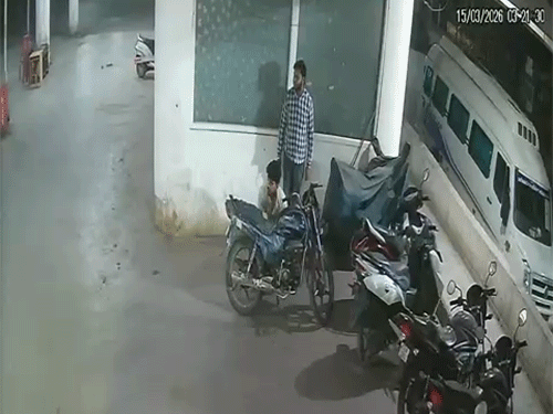 बाइक से युवकों ने पेट्रोल चुराई।